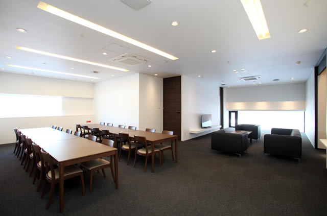 やわらぎ斎場あいの里親族控室（リビング・ダイニング）札幌市北区葬儀葬式法要画像イメージ
