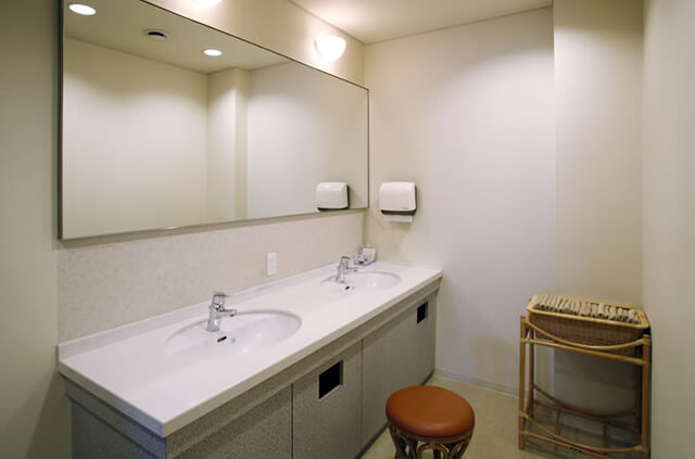 やわらぎ斎場厚別親族控室（洗面室）札幌市厚別区葬儀葬式法要画像イメージ
