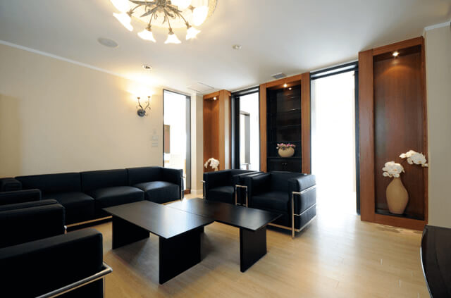 やわらぎファミリア神楽岡1階親族控室（リビング）旭川神楽岡葬儀葬式法要画像イメージ
