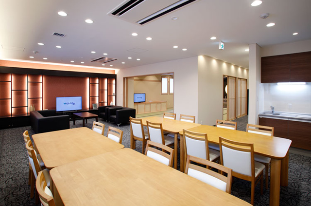 やわらぎファミリア新光親族控室（リビング・ダイニング）小樽新光葬儀葬式法要画像イメージ
