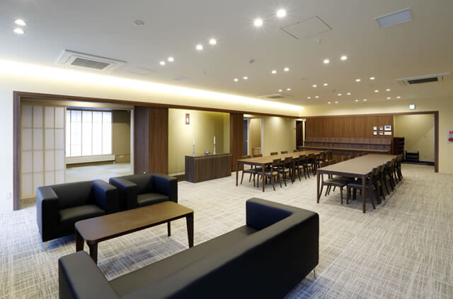 やわらぎ斎場稲穂親族控室（リビング・ダイニング）札幌市手稲区葬儀葬式法要画像イメージ

