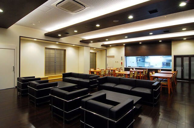 やわらぎ斎場月寒親族控室（リビング・ダイニング）札幌市豊平区葬儀葬式法要画像イメージ
